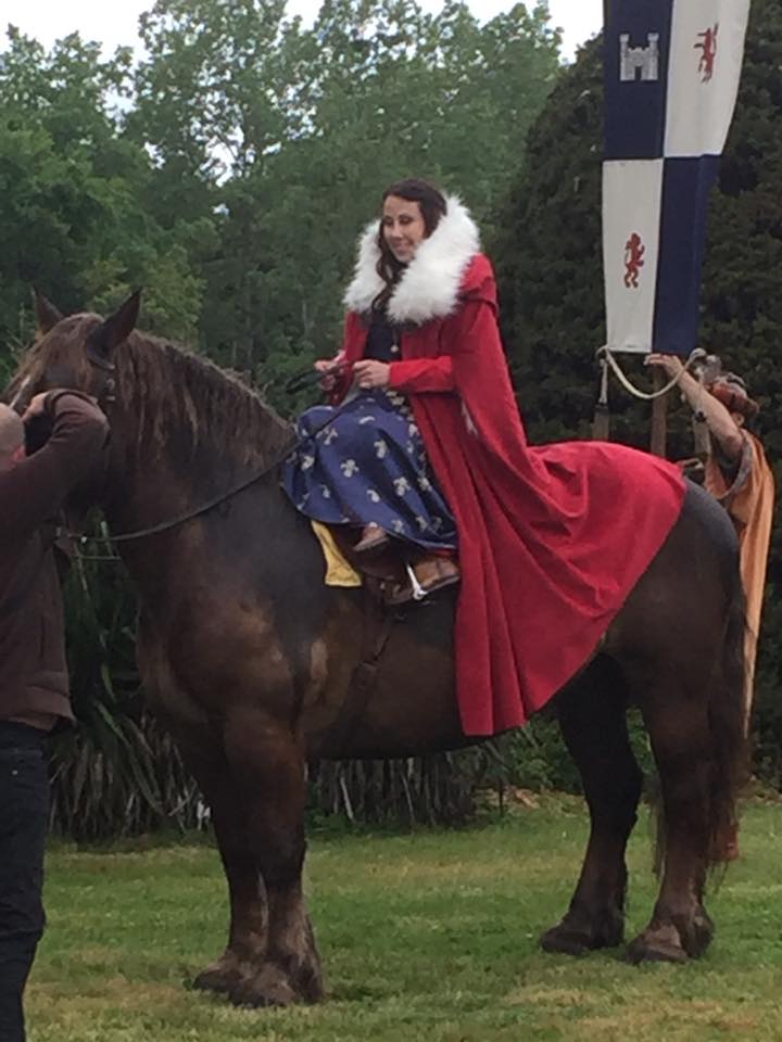 mariée médievale à cheval